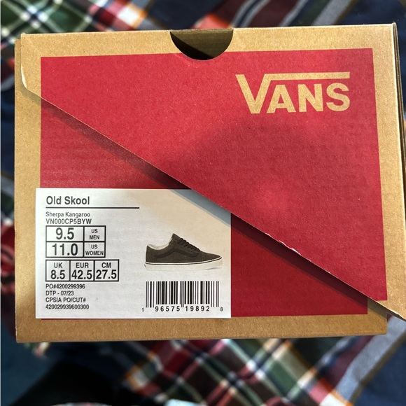 I am selling a brand new pair of Vans Old Skool Sherpa. They are size 9.5 Men’s - Picture 9 of 9